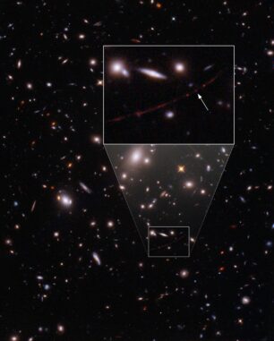 Hubble-Aufnahme des Galaxienhaufens, der als Gravitationslinse agierte und die ferne Galaxie zu einer bogenförmigen Struktur verzerrte. Der Stern Earendel ist mit dem Pfeil gekennzeichnet. (Credits: NASA, ESA, B. Welch (JHU), D. Coe (STScI), A. Pagan (STScI))