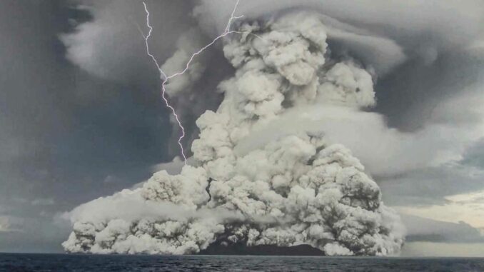 Eruption des Hunga Tonga-Hunga Ha'apai am 15. Januar 2022. (Credits: Tonga Geological Services)