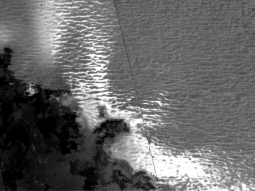 Potenzielle Dünen auf dem Jupitermond Io. Das dunkle Material unten links sind junge Lavaströme; die sich wiederholenden, linienähnlichen Strukturen sind potenzielle Dünen. (Credits: NASA / JPL-Caltech / Rutgers)