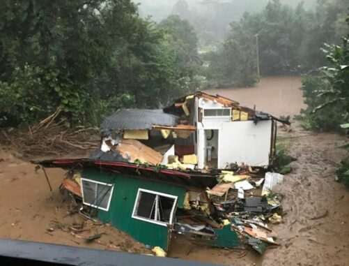 Ein durch das Unwetter vom April 2018 zerstörtes Haus auf Kaua'i. (Credits: University of Hawaii at Mānoa)