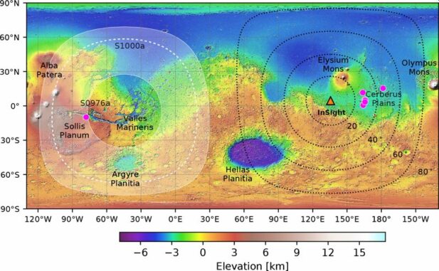 Höhenprofilkarte des Mars mit dem Standort von InSight (orangenes Dreieck), sowie anderen lokalisierten Marsbeben (pinkfarbene Punkte) nahe Cerberus Fossae und dem Ereignis S0976a im Valles Marineris. (Credits: Horelston et al. (2022) TSR)