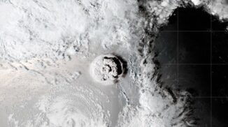 Satellitenbild der Eruption des Hunga Tonga-Hunga-Ha'apai im Südpazifik am 15. Januar 2022, aufgenommen vom Satelliten GOES-17. (Credits: NASA Earth Observatory image by Joshua Stevens using GOES imagery courtesy of NOAA and NESDIS)