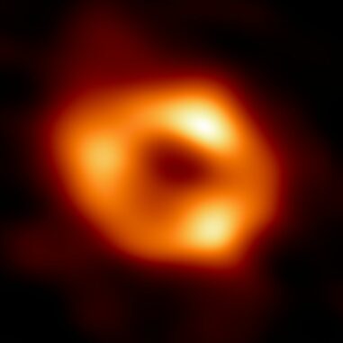 Das supermassive Schwarze Loch im Zentrum unserer Milchstraßen-Galaxie, basierend auf Daten des Event Horizon Telescope. (Credits: EHT Collaboration) Das supermassive Schwarze Loch im Zentrum unserer Milchstraßen-Galaxie, basierend auf Daten des Event Horizon Telescope. (Credits: EHT Collaboration)