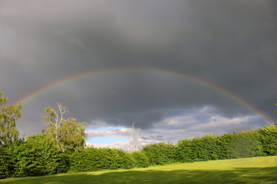 Regenbögen – eine schöne Seite des unbeständigen Wetters. (Credits: astropage.eu)