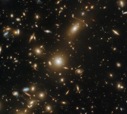 Hubble-Aufnahme des Galaxienhaufens Abell 1351. (Credit: ESA / Hubble & NASA, H. Ebeling; Acknowledgement: L. Shatz)
