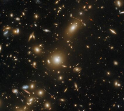Hubble-Aufnahme des Galaxienhaufens Abell 1351. (Credit: ESA / Hubble & NASA, H. Ebeling; Acknowledgement: L. Shatz) Hubble-Aufnahme des Galaxienhaufens Abell 1351. (Credit: ESA / Hubble & NASA, H. Ebeling; Acknowledgement: L. Shatz)