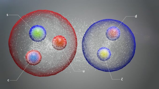 Das neue Pentaquark, hier illustriert als ein Paar aus Standardhadronen, das in einer molekülähnlichen Struktur gebunden ist, besteht aus einem Charm-Quark, einem Charm-Antiquark, sowie einem Up-, Down- und Strange-Quark. (Credits: CERN) Das neue Pentaquark, hier illustriert als ein Paar aus Standardhadronen, das in einer molekülähnlichen Struktur gebunden ist, besteht aus einem Charm-Quark, einem Charm-Antiquark, sowie einem Up-, Down- und Strange-Quark. (Credits: CERN)