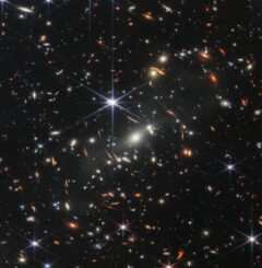 Ein Deep Field mit dem Galaxienhaufen SMAC 0723, aufgenommen vom James Webb Space Telescope. (Credits: NASA, ESA, CSA, and STScI)