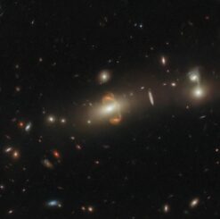 Hubble-Aufnahme der verzerrten Galaxie SGAS J143845+145407. (Credits: ESA / Hubble & NASA, J. Rigby)