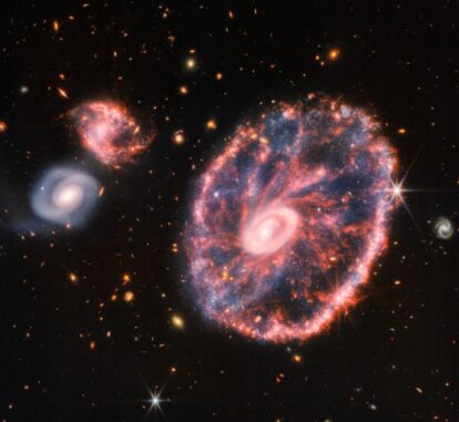 Die Wagenradgalaxie (rechts) mit zwei kleineren Spiralgalaxien, aufgenommen vom James Webb Space Telescope. (Credits: NASA, ESA, CSA, STScI, Webb ERO Production Team)