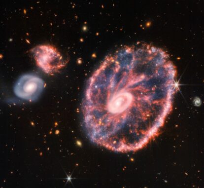 Die Wagenradgalaxie (rechts) mit zwei kleineren Spiralgalaxien, aufgenommen vom James Webb Space Telescope. (Credits: NASA, ESA, CSA, STScI, Webb ERO Production Team) Die Wagenradgalaxie (rechts) mit zwei kleineren Spiralgalaxien, aufgenommen vom James Webb Space Telescope. (Credits: NASA, ESA, CSA, STScI, Webb ERO Production Team)