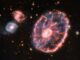 Die Wagenradgalaxie (rechts) mit zwei kleineren Spiralgalaxien, aufgenommen vom James Webb Space Telescope. (Credits: NASA, ESA, CSA, STScI, Webb ERO Production Team)