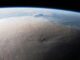 Ein Bild vom 16. Januar 2022, aufgenommen von Bord der Internationalen Raumstation, zeigt die Aschewolke vom Ausbruch des Hunga Tonga-Hunga Ha'apai im Südpazifik. (Credits: NASA)