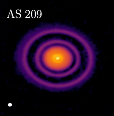 AS 209 ist ein junger Stern im Sternbild Ophiuchus. (Credits: ALMA (ESO / NAOJ / NRAO), A. Sierra (U. Chile)) AS 209 ist ein junger Stern im Sternbild Ophiuchus. (Credits: ALMA (ESO / NAOJ / NRAO), A. Sierra (U. Chile))