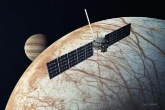 Illustration der NASA-Raumsonde Europa Clipper beim Vorbeiflug an dem Jupitermond Europa. (Credit: NASA / JPL-Caltech)