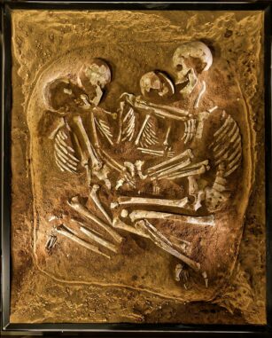 Das Hockergrab von Althausen als Beispiel für menschliche Überreste, die mit der neuen Methode genauer datiert werden könnten. (Wikipedia / Holger Uwe Schmitt / CC BY SA 4.0)