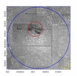 Kontrastverstärkte Aufnahme des galaktischen offenen Sternhaufens M 37. Der rote Kreis markiert den planetarischen Nebel IPHASX J055226.2+323724. (Credit: Drew et al. 2005)