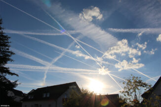 Kondensstreifen in verschiedenen Höhen – und eine schwache Nebensonne. (Credits: astropage.eu)