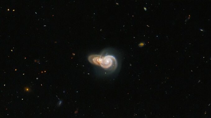 Hubble-Aufnahme zweier Galaxien, die miteinander zu interagieren scheinen, aber nur zufällig im Raum so orientiert sind. (Credits: ESA / Hubble & NASA, W. Keel)
