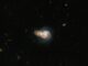 Hubble-Aufnahme zweier Galaxien, die miteinander zu interagieren scheinen, aber nur zufällig im Raum so orientiert sind. (Credits: ESA / Hubble & NASA, W. Keel)