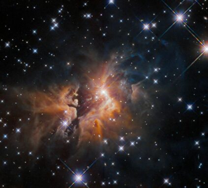 Hubble-Aufnahme des jungen stellaren Objekts IRAS 05506+2414. (Credits: ESA / Hubble & NASA, R. Sahai)