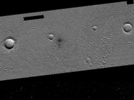 Neue Krater auf dem Mars. Die Durchmesser liegen zwischen einem und 5,7 Metern. (Credits: NASA / JPL-Caltech / UArizona)