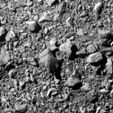 Das letzte vollständige Bild, das die Raumsonde DART vor ihrem Einschlag auf Dimorphos gemacht hat. Die Entfernung betrug etwa zwölf Kilometer. (Credits: NASA / Johns Hopkins APL)