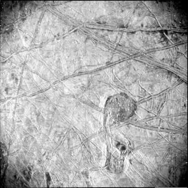 Oberflächenformationen auf Jupiters Eismond Europa, fotografiert von der SRU-Kamera an Bord der Raumsonde Juno am 29. September 2022. (Credits: NASA / JPL-Caltech / SwRI) Oberflächenformationen auf Jupiters Eismond Europa, fotografiert von der SRU-Kamera an Bord der Raumsonde Juno am 29. September 2022. (Credits: NASA / JPL-Caltech / SwRI)
