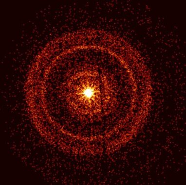 Das Nachglühen des Gammablitzes GRB 221009A rund eine Stunde nach seiner Entdeckung, aufgenommen mit Swifts X-Ray Telescope. Die hellen Ringe bilden sich infolge der Streuung der Röntgenstrahlen an Staub innerhalb unserer Galaxie. (Credits: NASA / Swift / A. Beardmore (University of Leicester))