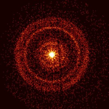 Das Nachglühen des Gammablitzes GRB 221009A rund eine Stunde nach seiner Entdeckung, aufgenommen mit Swifts X-Ray Telescope. Die hellen Ringe bilden sich infolge der Streuung der Röntgenstrahlen an Staub innerhalb unserer Galaxie. (Credits: NASA / Swift / A. Beardmore (University of Leicester)) Das Nachglühen des Gammablitzes GRB 221009A rund eine Stunde nach seiner Entdeckung, aufgenommen mit Swifts X-Ray Telescope. Die hellen Ringe bilden sich infolge der Streuung der Röntgenstrahlen an Staub innerhalb unserer Galaxie. (Credits: NASA / Swift / A. Beardmore (University of Leicester))