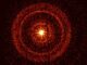 Das Nachglühen des Gammablitzes GRB 221009A rund eine Stunde nach seiner Entdeckung, aufgenommen mit Swifts X-Ray Telescope. Die hellen Ringe bilden sich infolge der Streuung der Röntgenstrahlen an Staub innerhalb unserer Galaxie. (Credits: NASA / Swift / A. Beardmore (University of Leicester))