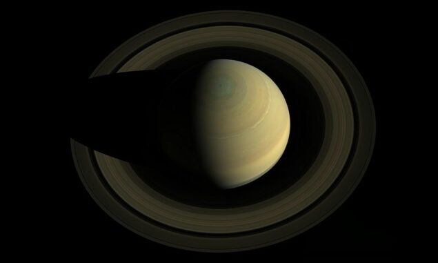 Saturn mit seinem charakteristischen Ringsystem. (Credit: Courtesy of NASA / JPL-Caltech / SSI / Cornell)