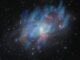 Künstlerische Darstellung von Winden, die durch kosmische Strahlen angetrieben werden (Blau und Grün), über einem Bild der Dreiecksgalaxie M33 (Rot und Weiß), basierend auf Daten des VLT Survey Telescope. (Credit: Institute for Research in Fundamental Sciences- IPM & European Southern Observatory (ESO))