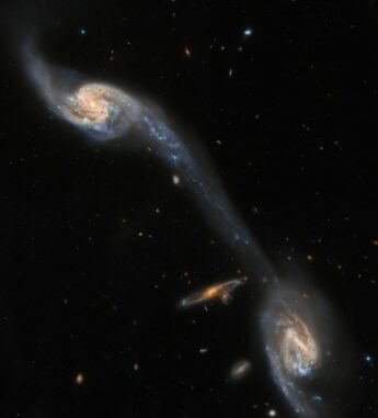 Aufnahme der interagierenden Galaxien Arp 248, erstellt aus Daten von Hubble und dem Victor M. Blanco 4-Meter-Teleskop. (Credits: ESA / Hubble & NASA, Dark Energy Survey / DOE / FNAL / DECam / CTIO / NOIRLab / NSF / AURA, J. Dalcanton) Aufnahme der interagierenden Galaxien Arp 248, erstellt aus Daten von Hubble und dem Victor M. Blanco 4-Meter-Teleskop. (Credits: ESA / Hubble & NASA, Dark Energy Survey / DOE / FNAL / DECam / CTIO / NOIRLab / NSF / AURA, J. Dalcanton)