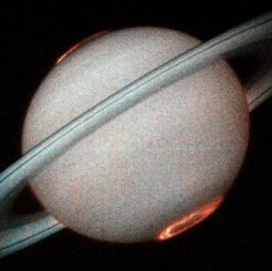 Ultraviolettbild von Polarlichtern auf Saturn, aufgenommen vom Weltraumteleskop Hubble. (Credits: NASA)