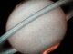 Ultraviolettbild von Polarlichtern auf Saturn, aufgenommen vom Weltraumteleskop Hubble. (Credits: NASA)