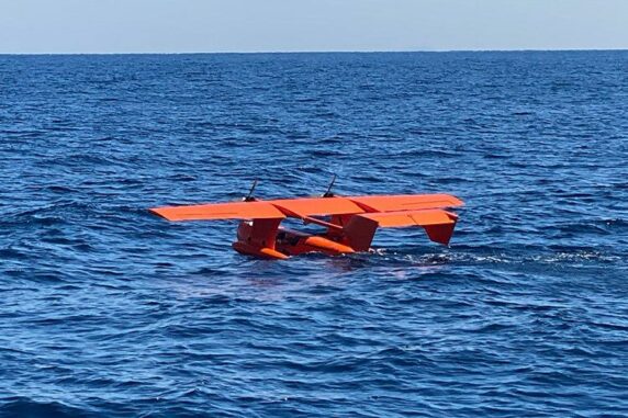 Die unbemannte Drohne, die zur Überwachung des Meeresbodens eingesetzt wird. (Credits: Industrial Science / University of Tokyo)