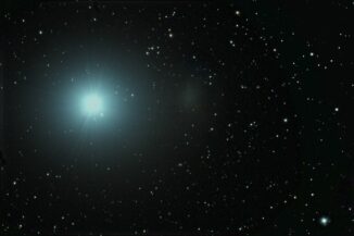 Die Zwerggalaxie Leo I ist das unscheinbare Fleckchen rechts neben dem Stern Regulus. (Credits: Wikipedia / Scott Anttila / CC BY-SA 2.5)