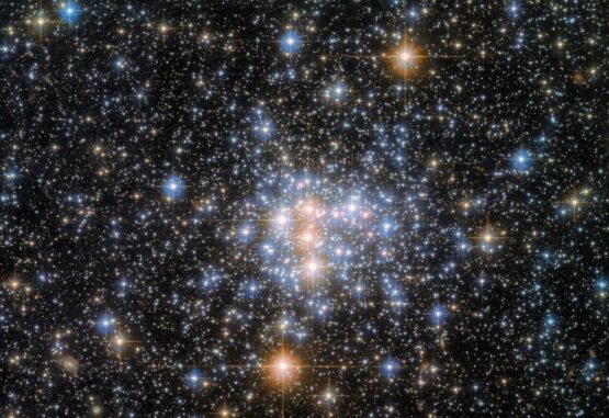 Hubble-Aufnahme des offenen Sternhaufens NGC 376 in der Kleinen Magellanschen Wolke. (Credits: ESA / Hubble & NASA, A. Nota, G. De Marchi) Hubble-Aufnahme des offenen Sternhaufens NGC 376 in der Kleinen Magellanschen Wolke. (Credits: ESA / Hubble & NASA, A. Nota, G. De Marchi)
