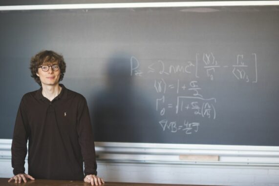 Matthew Goodbred, der Co-Autor der neuen Studie über rasche Rekonnexion in der Nähe extrem kompakter Himmelskörper. (Photo by Katie Lenhart) Matthew Goodbred, der Co-Autor der neuen Studie über rasche Rekonnexion in der Nähe extrem kompakter Himmelskörper. (Photo by Katie Lenhart)