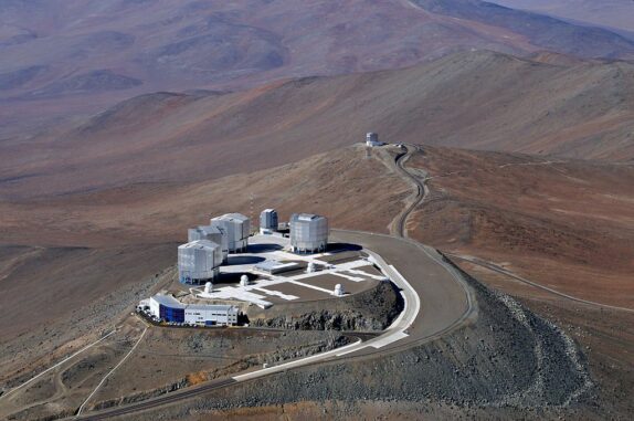 Luftbild des Cerro Paranal mit dem Very Large Telescope. (Credits: J.L. Dauvergne & G. Hüdepohl (atacamaphoto.com) / ESO)