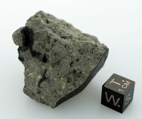 Der Mars-Meteorit Tissint. (Credits: Photograph Courtesy of Ludovic Ferriere (Co-Autor der Studie), Natural History Museum Vienna)