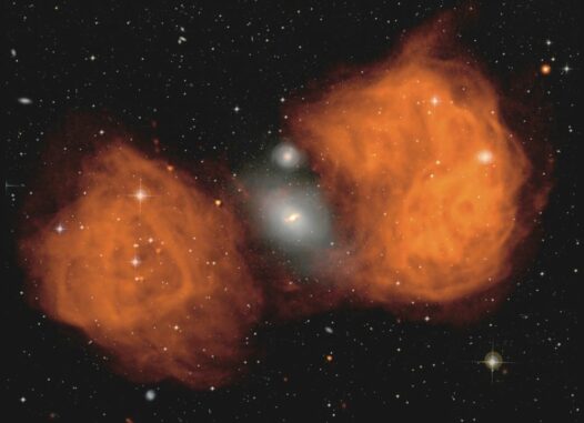 Kompositbild der Radiogalaxie Fornax A, basierend auf optischen Daten und Radiodaten. (Credits: NRAO / AUI)