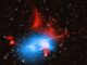 Der verschmelzende Galaxienhaufen Abell 2256. (Credits: X-ray: Chandra: NASA / CXC / Univ. of Bolonga / K. Rajpurohit et al.; XMM-Newton: ESA / XMM-Newton / Univ. of Bolonga / K. Rajpurohit et al. Radio: LOFAR: LOFAR / ASTRON; GMRT: NCRA / TIFR / GMRT; VLA: NSF / NRAO / VLA; Optical / IR: Pan-STARRS)