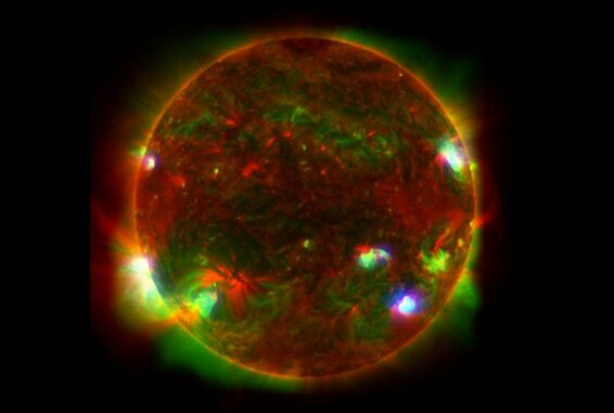 Die Sonne, basierend auf Daten der Weltraumteleskope NuSTAR, Hinode und SDO. (Credits: NASA / JPL-Caltech / JAXA)