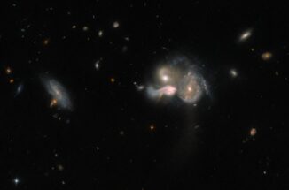 Hubble-Aufnahme der drei verschmelzenden Galaxien SDSSCGB 10189. (Credit: ESA / Hubble & NASA, M. Sun)