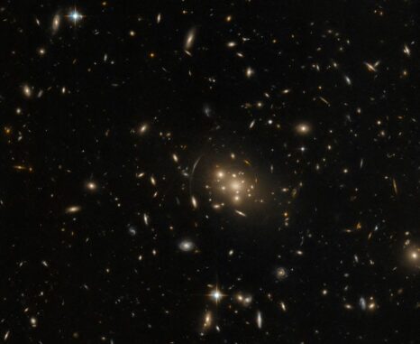 Hubble-Aufnahme des Galaxienhaufens SPT-CL J0019-2026, der das Licht von Objekten im Hintergrund verzerrt. (Credit: ESA / Hubble & NASA, H. Ebeling) Hubble-Aufnahme des Galaxienhaufens SPT-CL J0019-2026, der das Licht von Objekten im Hintergrund verzerrt. (Credit: ESA / Hubble & NASA, H. Ebeling)