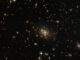 Hubble-Aufnahme des Galaxienhaufens SPT-CL J0019-2026, der das Licht von Objekten im Hintergrund verzerrt. (Credit: ESA / Hubble & NASA, H. Ebeling)