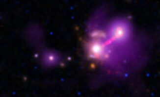 Die einsame Galaxie 3C 297 im jungen Universum. (Credit: X-ray: NASA / CXC / Univ. of Torino / V. Missaglia et al.; Optical: NASA / ESA / STScI & International Gemini Observatory / NOIRLab / NSF / AURA; Infrared: NASA / ESA / STScI; Radio: NRAO / AUI / NSF)