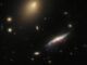 Hubble-Aufnahme der Quallengalaxie JW100. (Credits: ESA / Hubble & NASA, M. Gullieuszik and the GASP team)